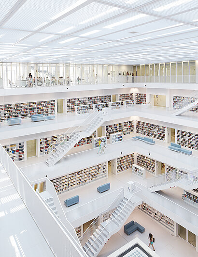 Foto einer mehrgeschossigen Bibliothek in hellen Farbtönen