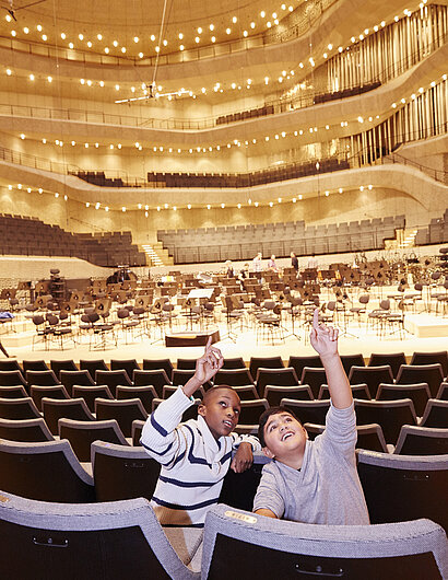 Konzertsaal Elbphilharmonie, wo zwei Jugendliche sitzen