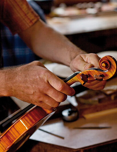 Hände eines Geigenbauers