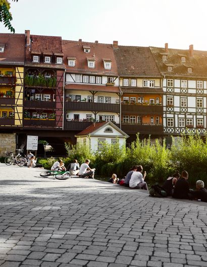 Häuserreihe bei Sonnenschein