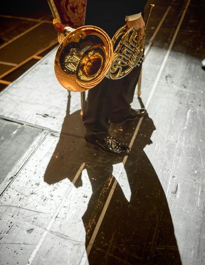 Eine Person trägt ein großes Blasinstrument.