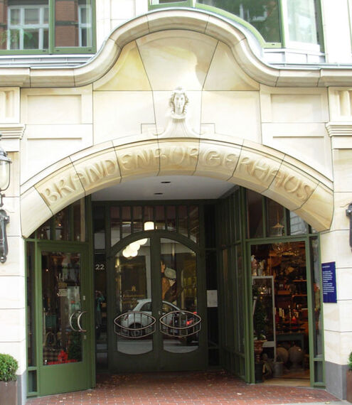 Foto von Hauseingang mit Schriftzug "Brandenburger Haus"