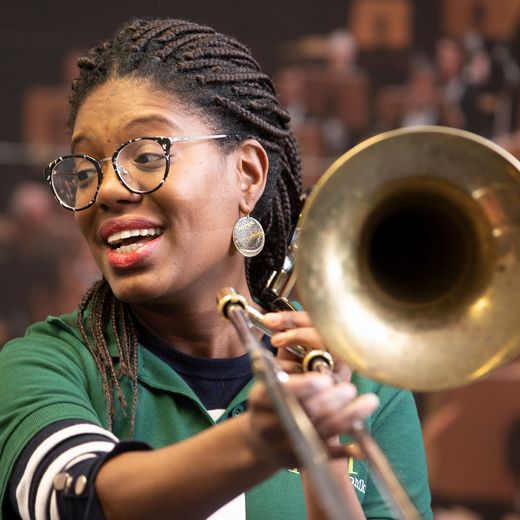 Frau mit Blasinstrument