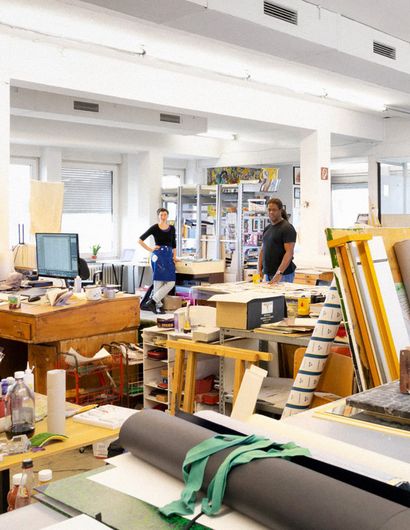 Ateliersituation mit vier Personen und viel Material