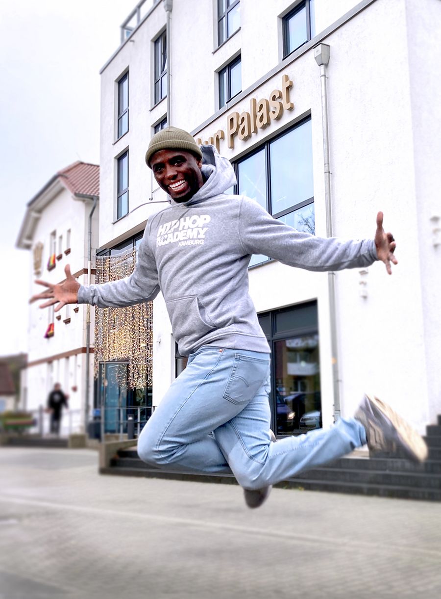 Mann springt in die Luft