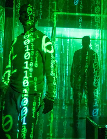 Personen laufen durch Laser, bestehend aus 1 und 0