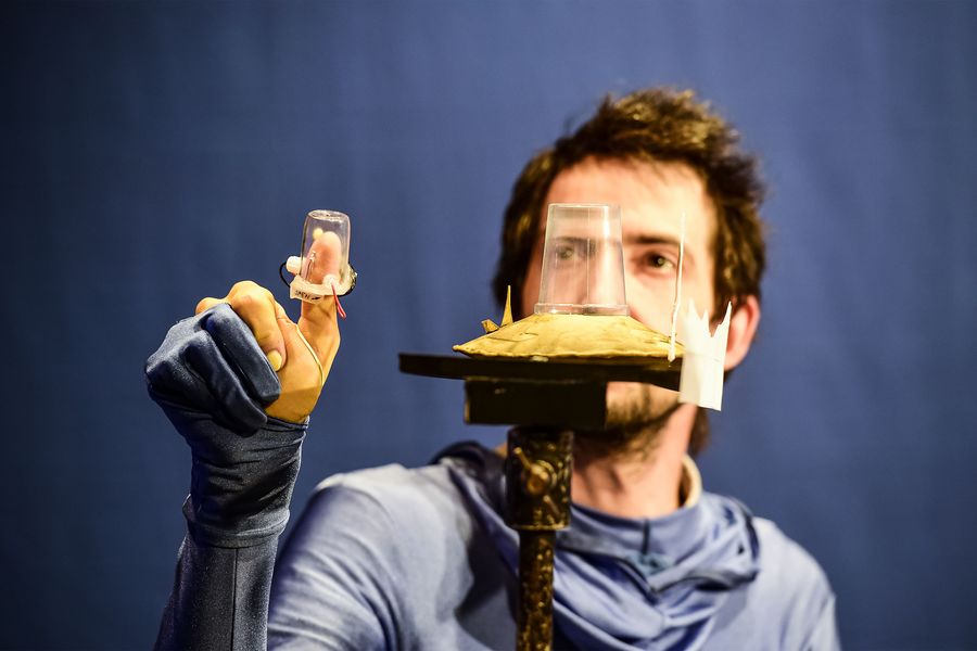 Mann der den Finger hebt