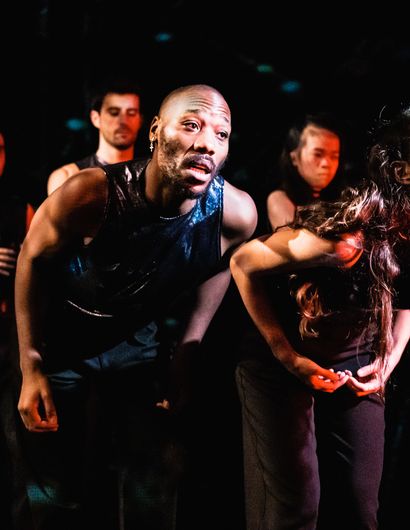 Szenenbild mit 5 Personen aus dem RambaZamba Theater.