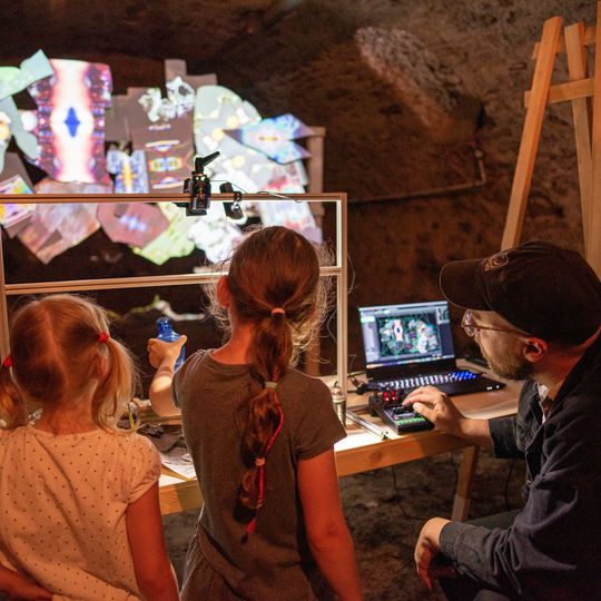 Kinder beobachten aufmerksam