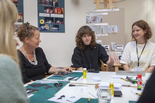 Personen basteln am Tisch