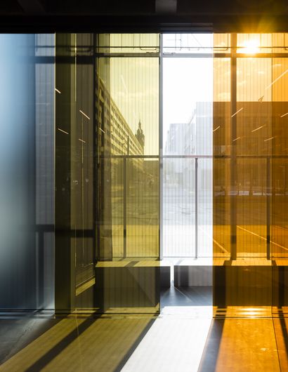 Glasfassade wo Licht einfällt