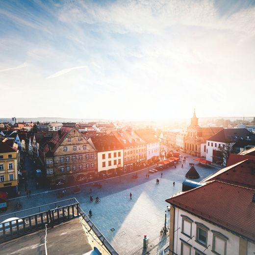 Foto von einem Marktplatz mit Häuserzeilen