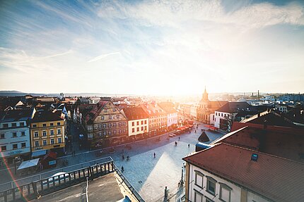 Foto von einem Marktplatz mit Häuserzeilen