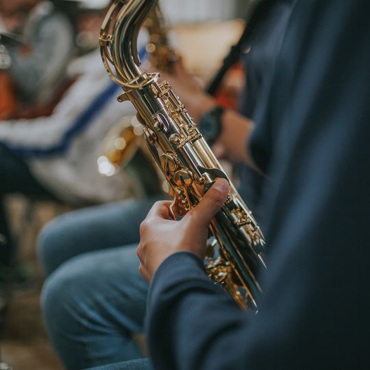 Menschen mit Blasinstrumenten