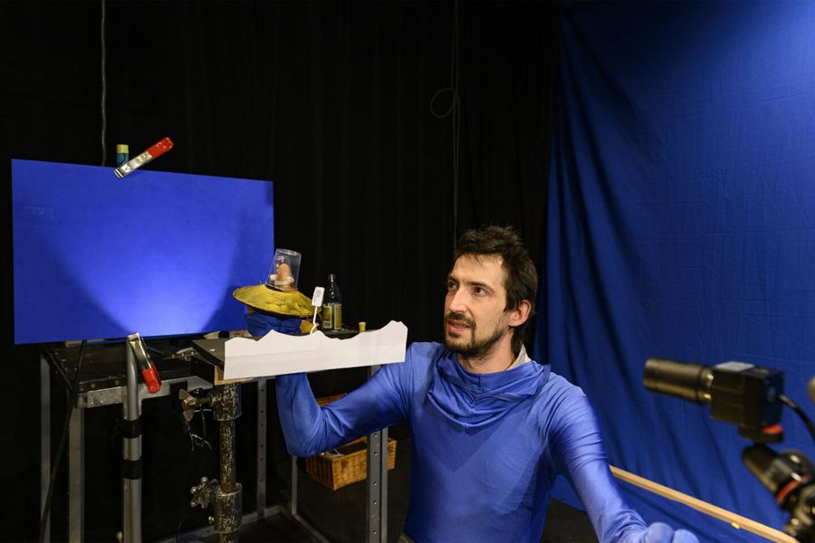 Mann im blauem Kostüm