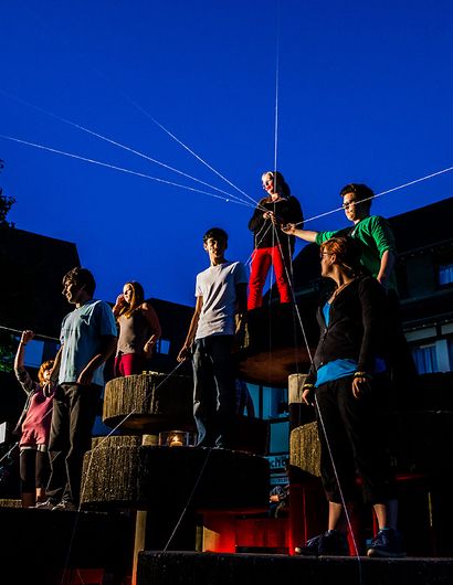 Personen mit zusammengeführten Seilen