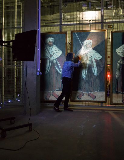 Restauratorin vor Gemälde