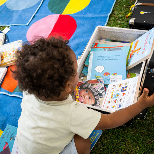 Kleinkind mit Kinderbüchern