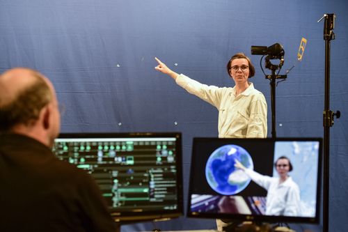 Mann vor Bildschirmen