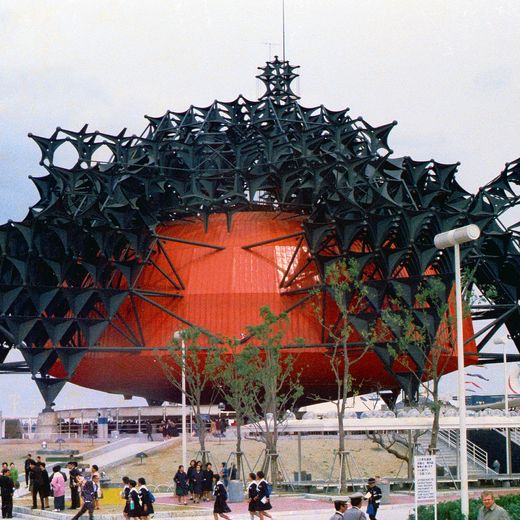 Riesig erscheinende Aussenskulptur auf Gelände