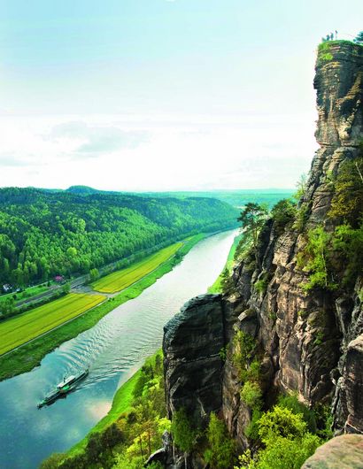 Blick durch Felsen auf Fluss