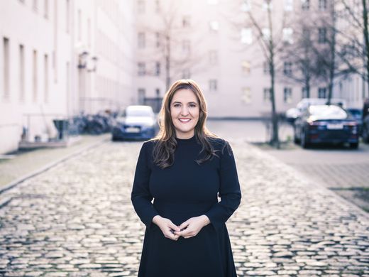Portraitfoto von Dr. Manja Schüle, Ministerin für Wissenschaft, Forschung und Kultur des Landes Brandenburg