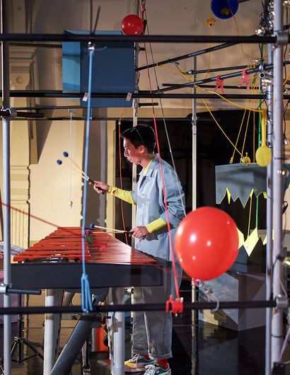 Mann spielt Schlaginstrument