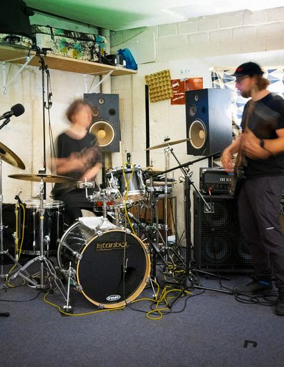 Proberaum mit einem Schlagzeuger und einen Bassisten