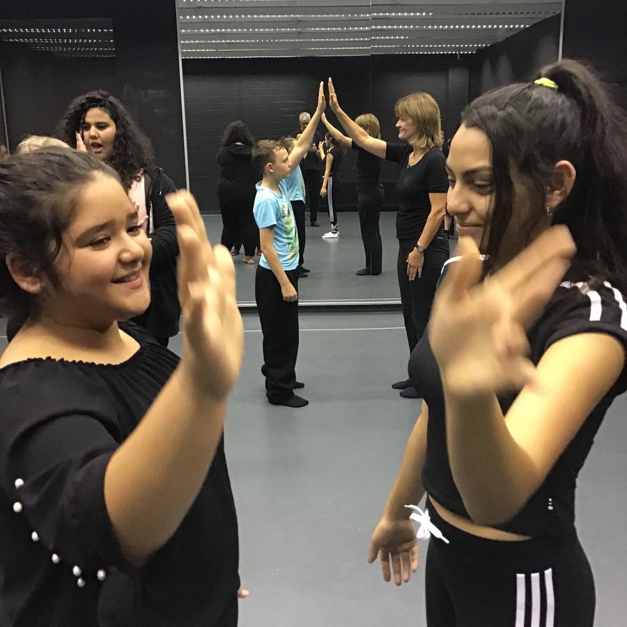 Zwei Jugendliche im Spiegelraum