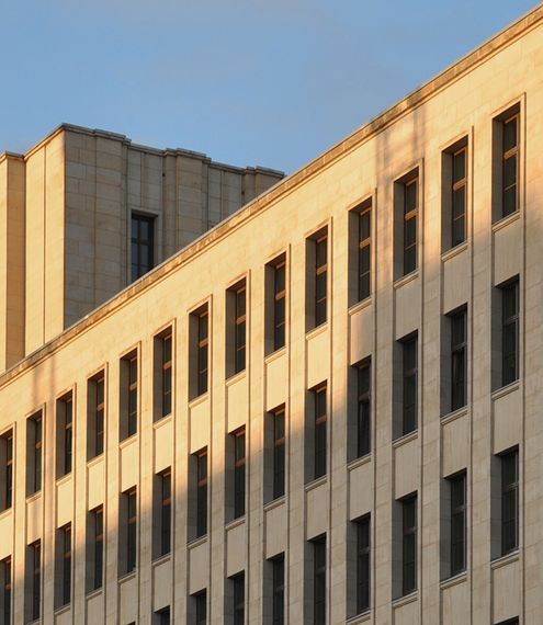 Foto des Gebäudes der fSenatsverwaltung für Bildung, Jugend und Familie.