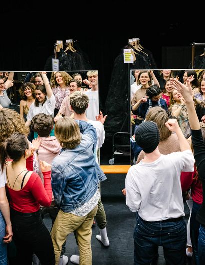 Eine Gruppe von Jugendlichen in Action vor zwei Spiegeln.