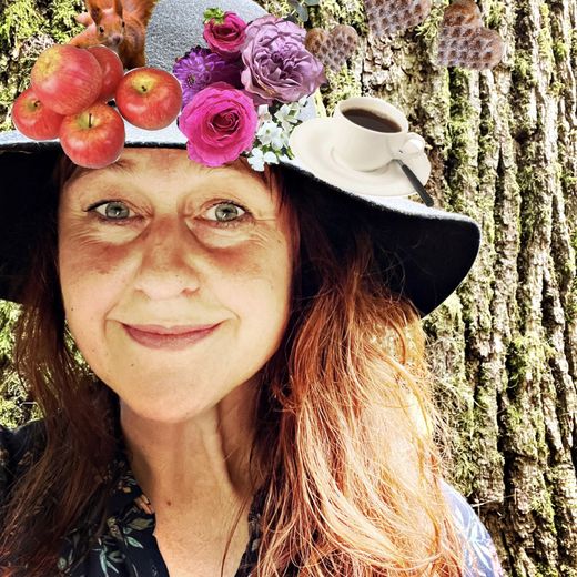 Frau mit Hutcollage mit Gegenständen und Tieren