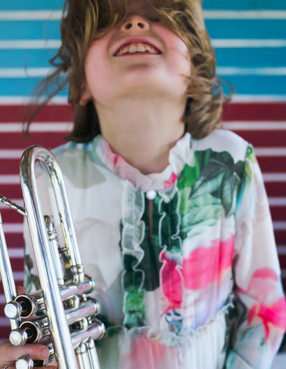 Kind mit Oberteil voll Farbe