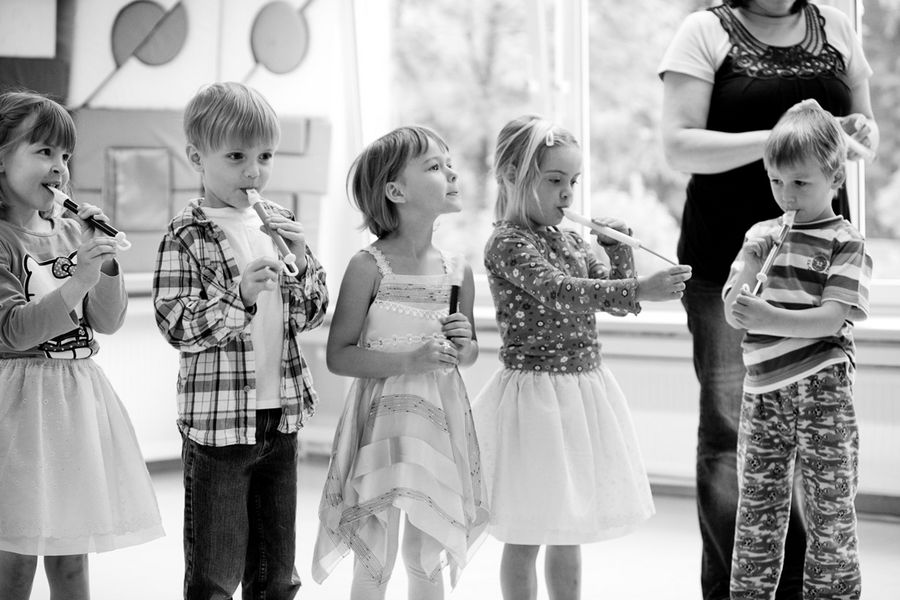 Schwarz-weiß Foto von Kita-Kindern beim Flöten