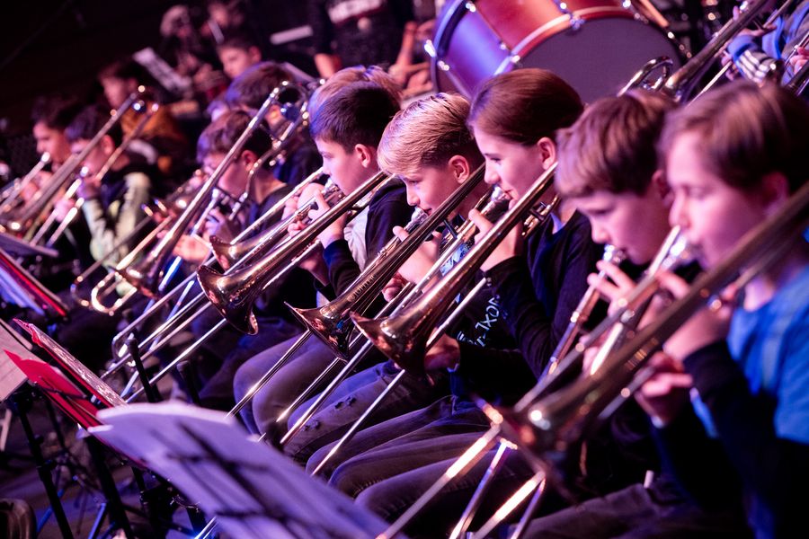 Kinder beim Spielen von Blasinstrumenten