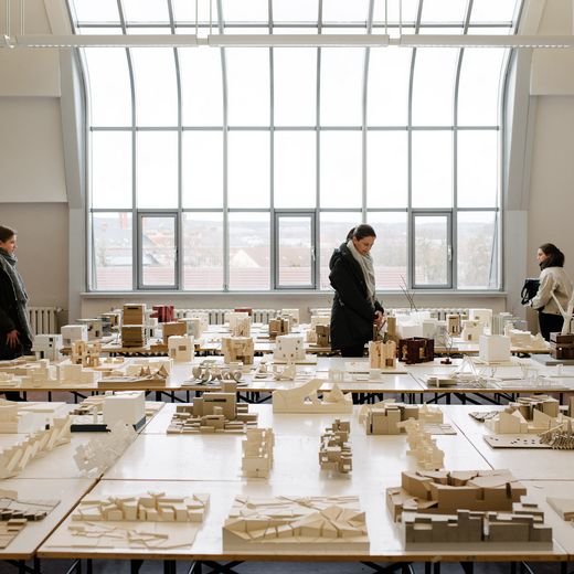 Personen in einer Ausstellung