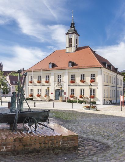 Platz mit Brunnen und historischen Gebäuden