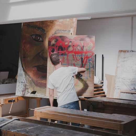 Maler vor Staffelei mit Bild