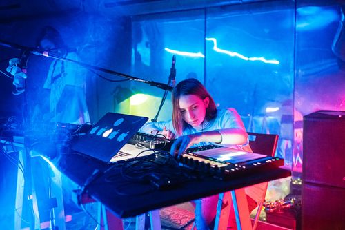 Person die Regler betätigt