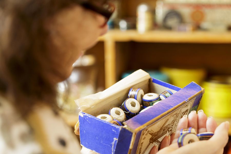 Frau mit Stoffenballen in der Hand