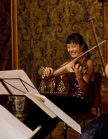 Drei Frauen spielen Geige