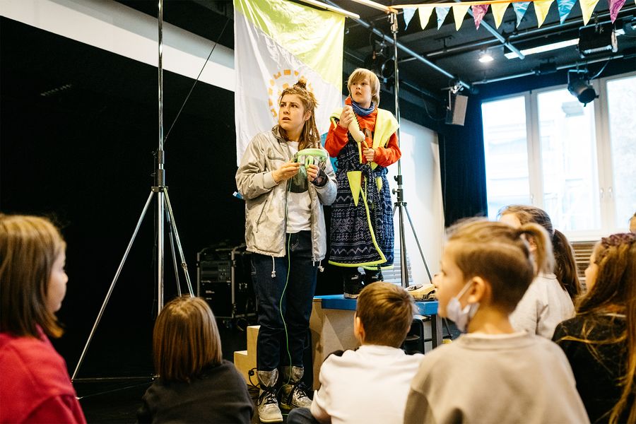 Aufführung des Jungen Ensemble Stuttgart: Eine Jugendliche und ein Kind stehen auf der Bühne.