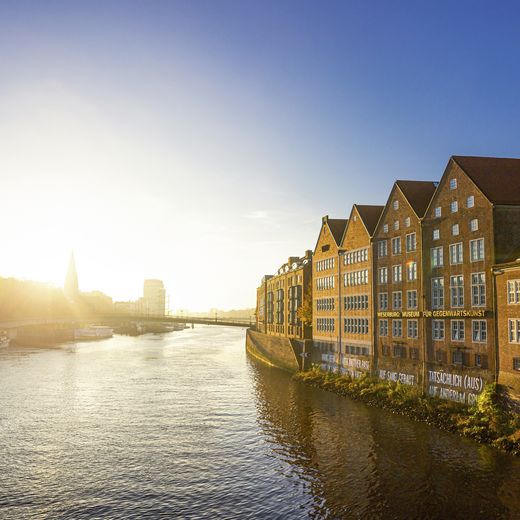 Weer mit Häuserzeile