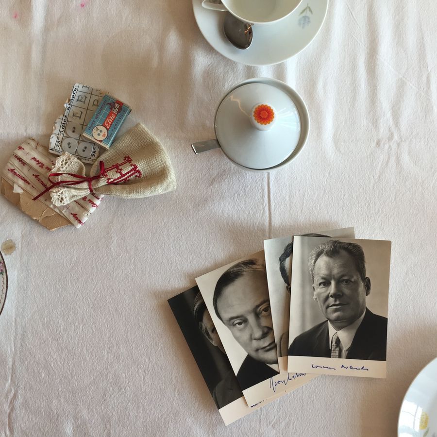 Tisch mit Schwarz-Weiß Bildern