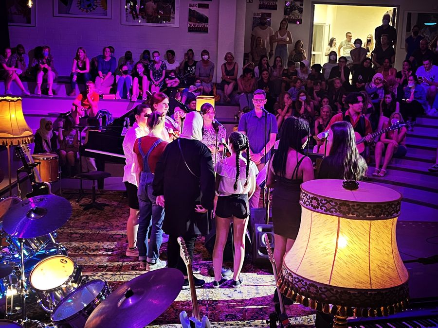 Raum mit vielen Leuten im lila Licht