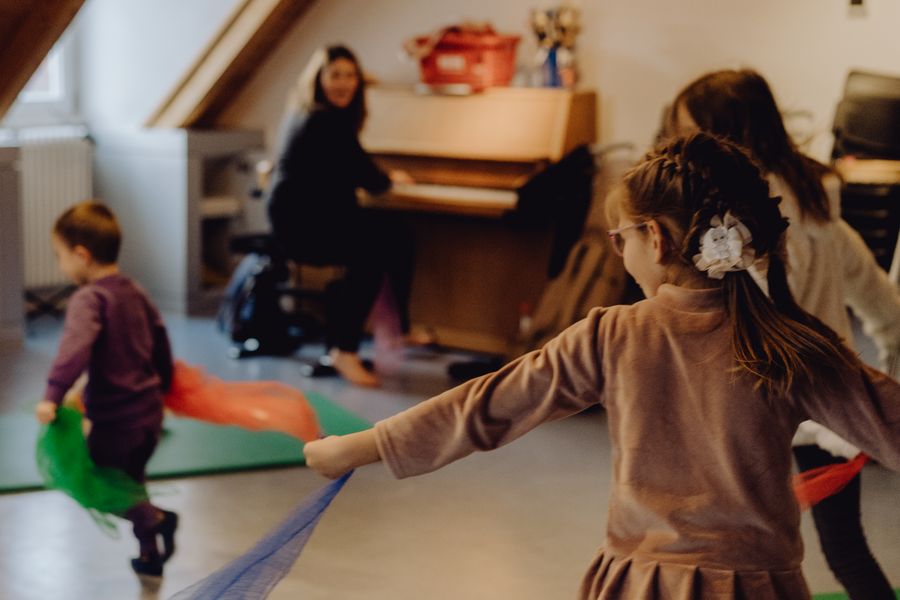 Gruppe Kinder spielen Fange