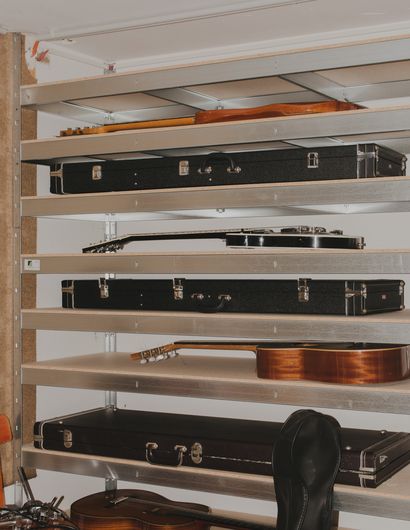 Regal mit Instrumenten