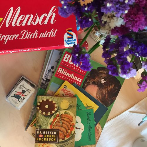 Tisch mit Zeitschriften