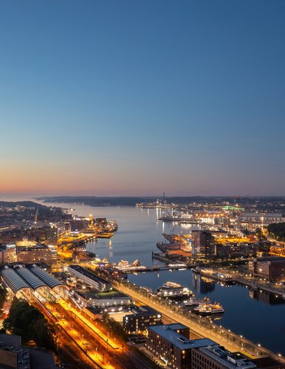 Landschaft am Abend aus der Luft