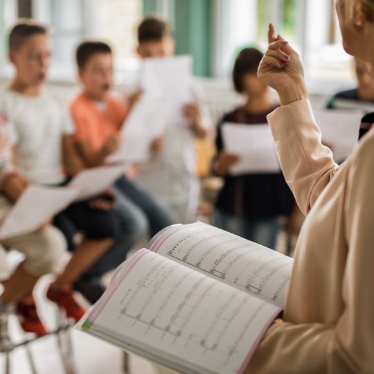 Person mit Gesangbuch